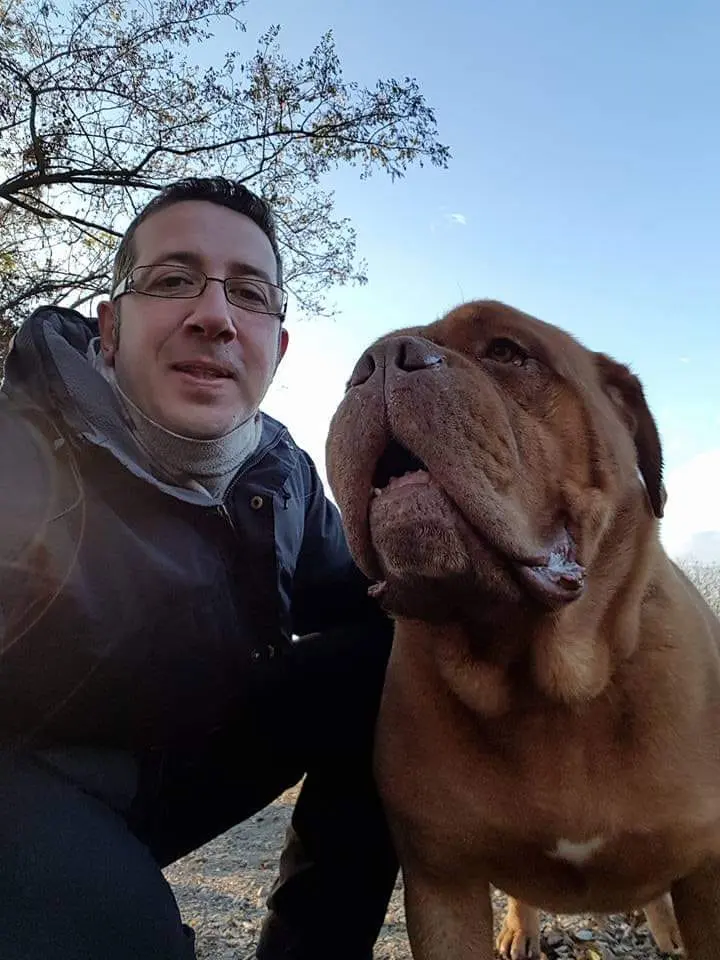 Danilo Monverde con cane in natura